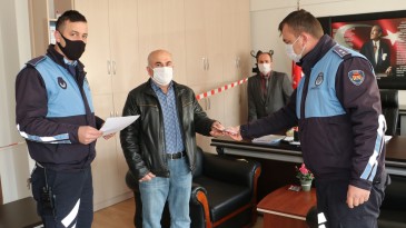 Silkelenen halıdan düşen para bulunduktan sonra sahibine teslim edildi