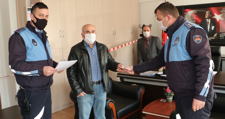 Silkelenen halıdan düşen para bulunduktan sonra sahibine teslim edildi