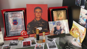 Şehit askerin ailesi evlerinin bir odasını oğullarının hatıralarıyla donattı