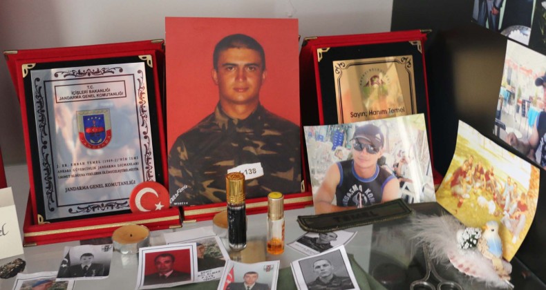 Şehit askerin ailesi evlerinin bir odasını oğullarının hatıralarıyla donattı