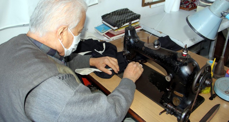 78 yaşındaki terziliği sürdürüyor