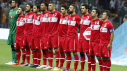 İngiltere’de ırkçılık skandalı! Milli Futbolcu yumruğunu havaya kaldırdı