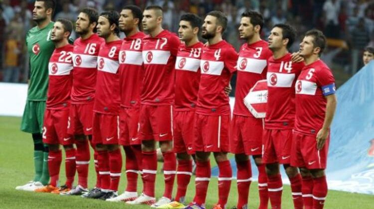 İngiltere’de ırkçılık skandalı! Milli Futbolcu yumruğunu havaya kaldırdı