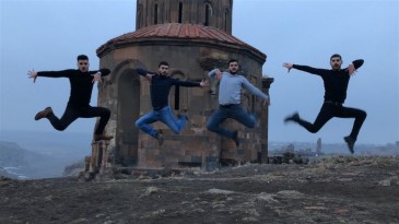 Ani Harabelerini Kafkas dansı yaparak tanıttılar