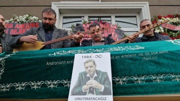 Genç türkücü toprağa verildi