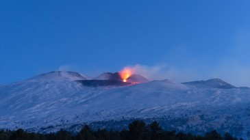 Etna Yanardağı, yeniden faaliyete geçti