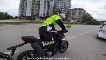 Samsun’da trafik polisi ile motosiklet sürücüsünün güldüren diyaloğu