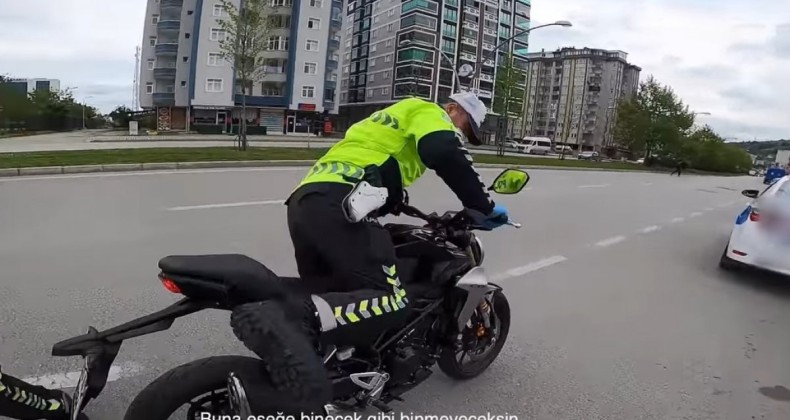 Samsun’da trafik polisi ile motosiklet sürücüsünün güldüren diyaloğu