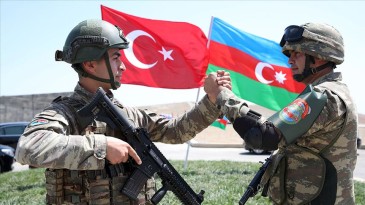Türk askerinden Bakü’de anlamlı mesaj!