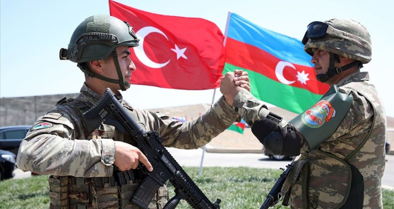 Türk askerinden Bakü’de anlamlı mesaj!