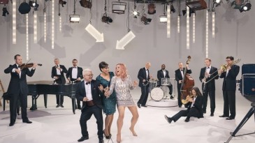 PINK MARTİNİ YENİ YILDA SİZLERİ EVİNE DAVET EDİYOR