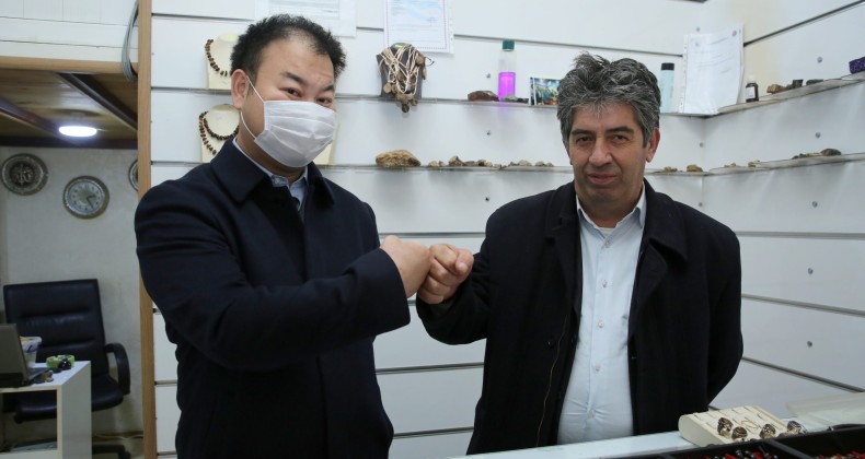Çin takı firması temsilcileri, Bayburt’taki doğal kehribar rezervini inceledi