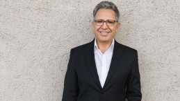 Zülfü Livaneli, yanlışlıkla yarı çıplak fotoğrafını Twitter’dan paylaştı