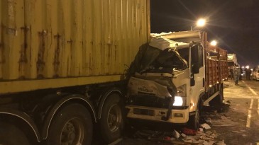 Samsun’da buzlanan viyadükte 15 araç çarpıştı