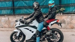 Yağmur Sarıoğlu, oğlunu motosikletle gezdirdi