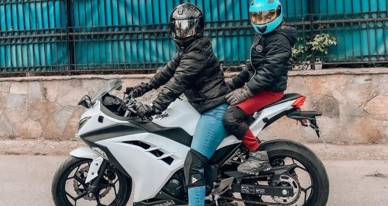 Yağmur Sarıoğlu, oğlunu motosikletle gezdirdi