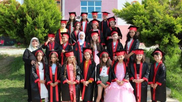 YUNUS EMRE İLKOKULU İLK MEZUNLARINI VERDİ