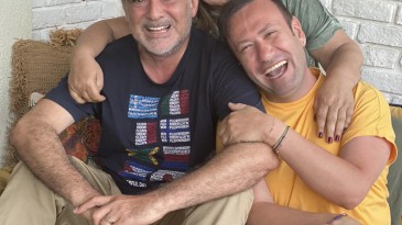 Müziğe geri dönüyor