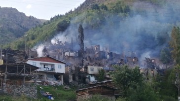 Artvin’in Yusufeli ilçesinde 33 ev yandı