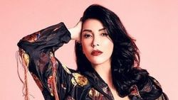 Hande Yener’in olay yaratan sahne kostümü