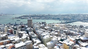 Karadeniz’den nem topladı, İstanbul’a kar bıraktı
