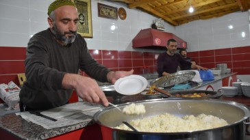 Ramazanda kurulan iftar sofrası 26 yıldır misafirlerini ağırlıyor