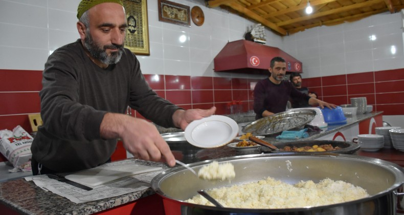 Ramazanda kurulan iftar sofrası 26 yıldır misafirlerini ağırlıyor
