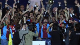 Trabzonspor şampiyonluk kupasını kaldırdı