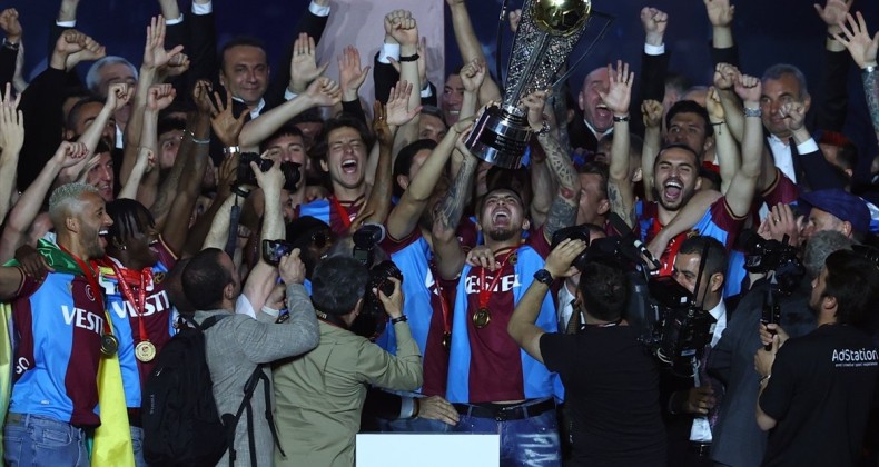 Trabzonspor şampiyonluk kupasını kaldırdı