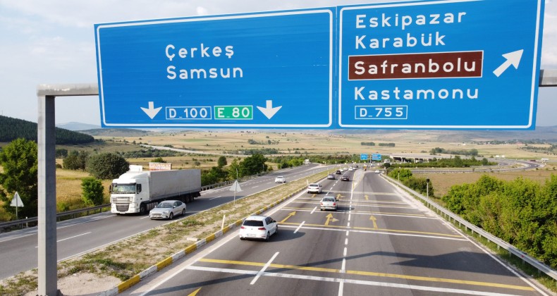 İstanbul’u Karadeniz illerine bağlayan D-100 kara yolunda bayram yoğunluğu sürüyor