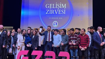 SEMİH SARIALİOĞLU, KTÜ GELİŞİM ZİRVESİ’NDE ÖĞRENCİLERLE BİR ARAYA GELDİ!