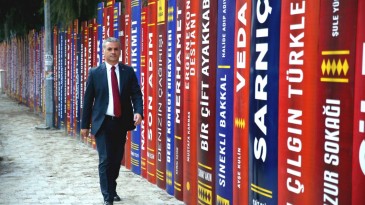 Yomra Belediyesinden okul duvarına ‘Kitap’ konsepti