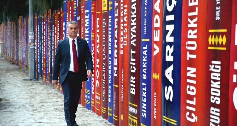 Yomra Belediyesinden okul duvarına ‘Kitap’ konsepti