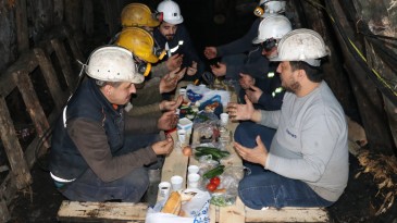 Zonguldak’ta maden işçileri ilk sahurlarını yerin metrelerce altında yaptı