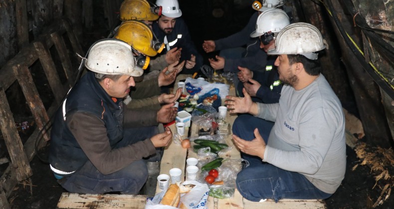 Zonguldak’ta maden işçileri ilk sahurlarını yerin metrelerce altında yaptı