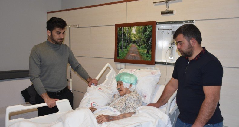 Gümüşhane’de beyin kanaması geçiren 112 yaşındaki hasta ameliyat edildi