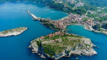 Karadeniz’deki turizm beldesi bayramda doldu taştı: İlçeye girişler kapatıldı