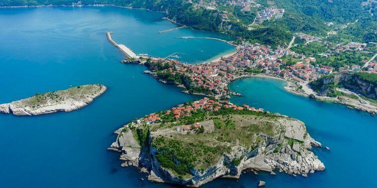 Karadeniz’deki turizm beldesi bayramda doldu taştı: İlçeye girişler kapatıldı