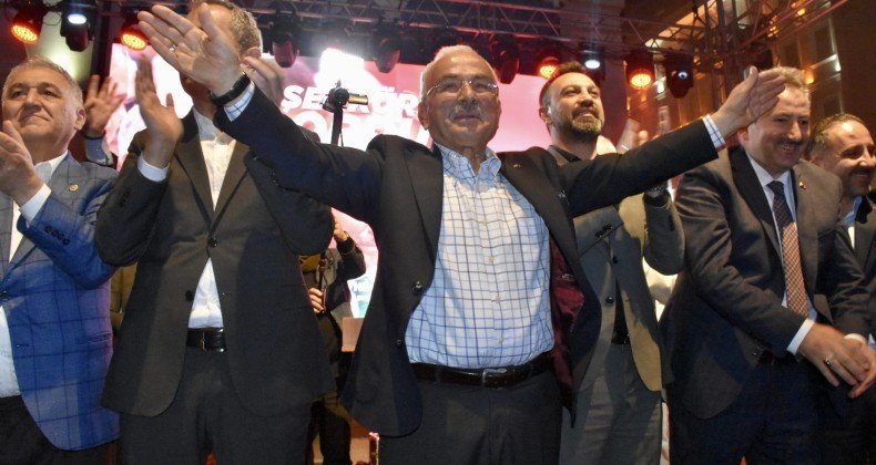 Ordu Büyükşehir Belediye Başkanlığını yeniden kazanan AK Parti’li Güler, vatandaşlara hitap etti: “Bu seçimin kaybedeni yoktur, kazananı vardır. Bu kazanan da demokrasimiz ve sizsiniz”