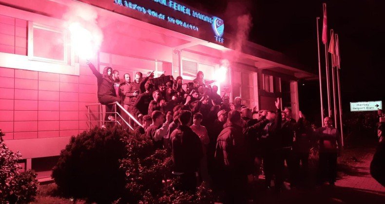 Trabzon’da bir grup taraftar, TFF’yi protesto etti