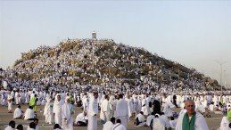Milyonlarca hacı Arafat’ta Telbiye duası okudu