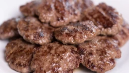 Ne soda, ne karbonat! Bu köfte sönmek nedir bilmiyor; Sadece 1 tane ekleyip yoğurun…