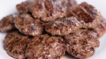 Ne soda, ne karbonat! Bu köfte sönmek nedir bilmiyor; Sadece 1 tane ekleyip yoğurun…