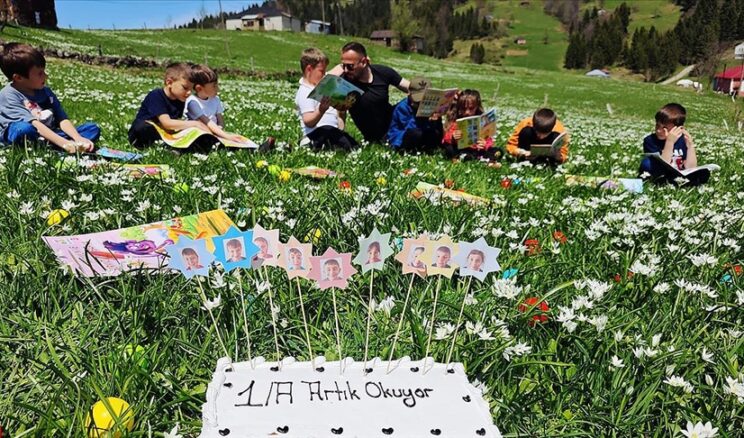 Trabzon’da ilkokul 1. sınıf öğrencileri yayla çiçekleri arasında kitap okudu