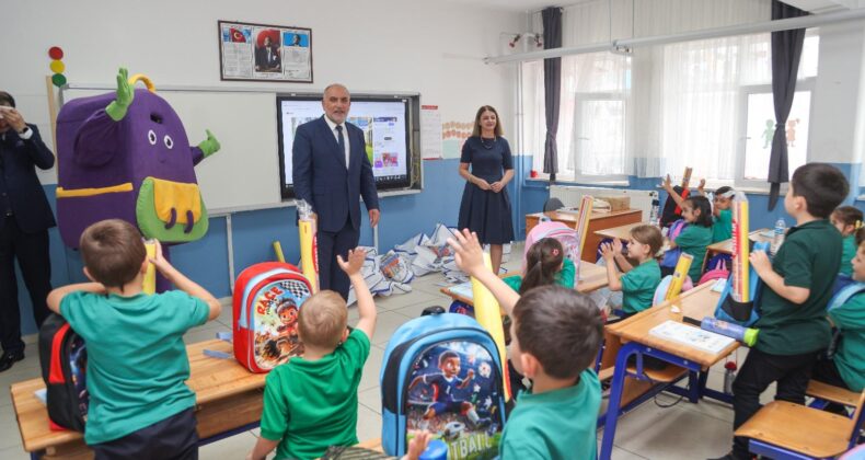 Canik Belediyesi Okula Başlayan Tüm Öğrencilerin Çanta ve Kırtasiye Setlerini Teslim Etti