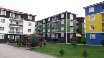 Forma Renkleri Dış Cephede, Dostluk Aynı Pencerede”