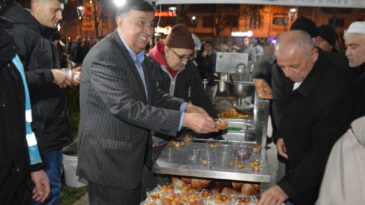 HAVZA’DA GÖNÜLLER ŞERBETLE TATLANDI: BAŞKAN İKİZ’DEN KADİR GECESİ İKRAMI