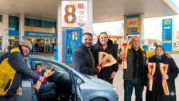 Orhan Acar Petrol’den 8 Mart’ta Kadınlara Çiçekli Kutlama