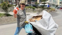 Ünlü Şarkıcı Çelik’ten Samsun Sokaklarında Dikkat Çeken Hareket