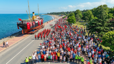 SAMSUN’DA TARİHİ AN: BANDIRMA VAPURU KARADAN YÜRÜTÜLDÜ!